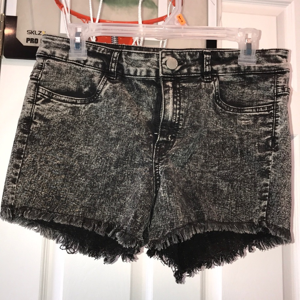 Stressed-looking high waisted jean shorts